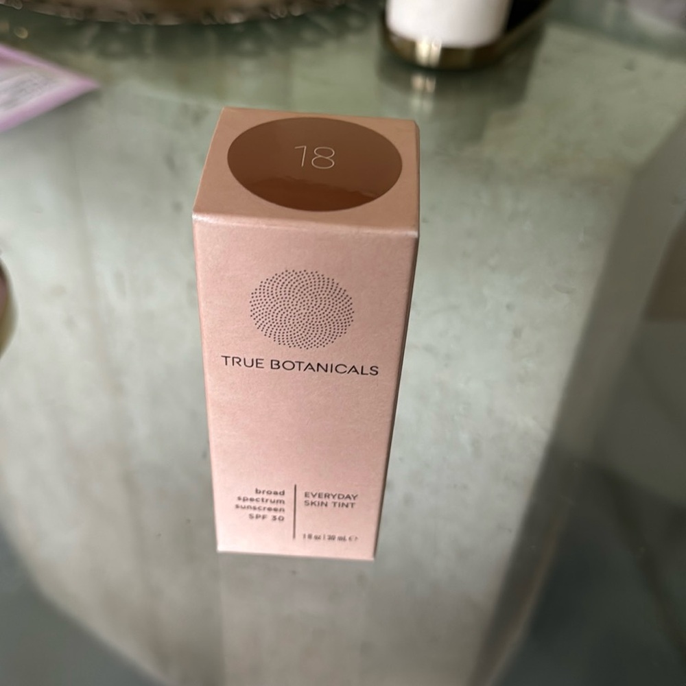 NIB TRUE BOTANICALS Everyday Skin Tint Natural Beauty Skincare SPF 30 Shade 18